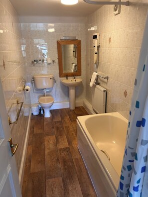 A bathroom with a toilet, sink, and bathtub. - The Ganton Greyhound (Scarborough)
