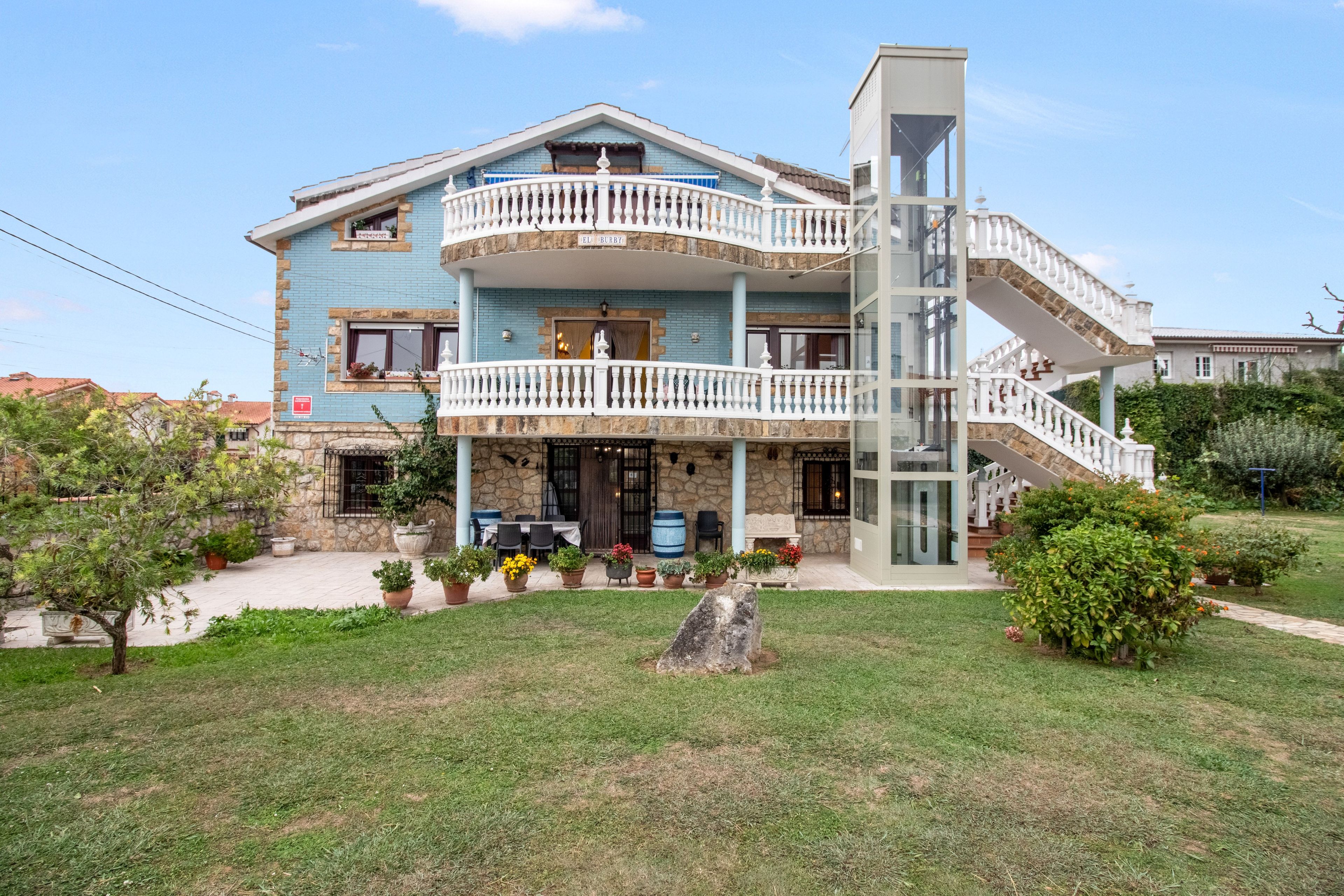 Un bâtiment à deux étages doté d’un balcon et d’un escalier.