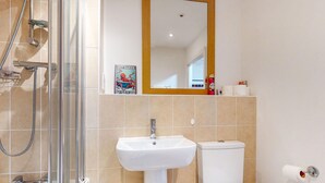 Bathroom - Vrbo Property (London)