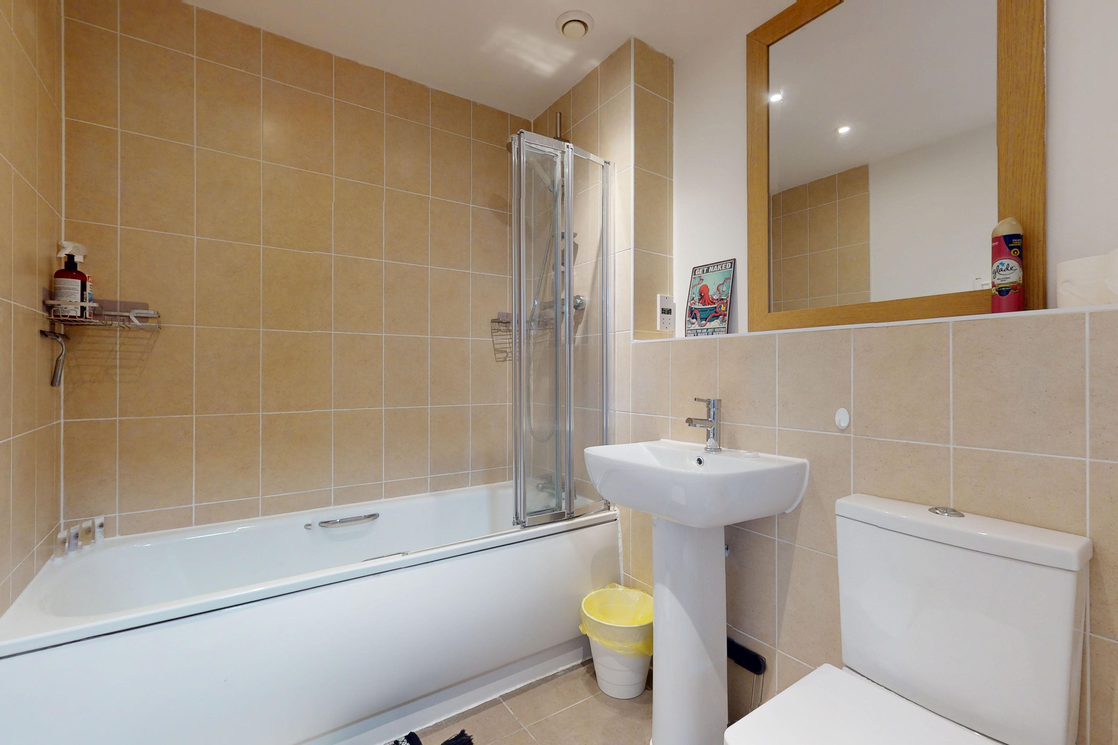 Une salle de bain équipée d’une baignoire, d’une douche, d’un lavabo et de toilettes.