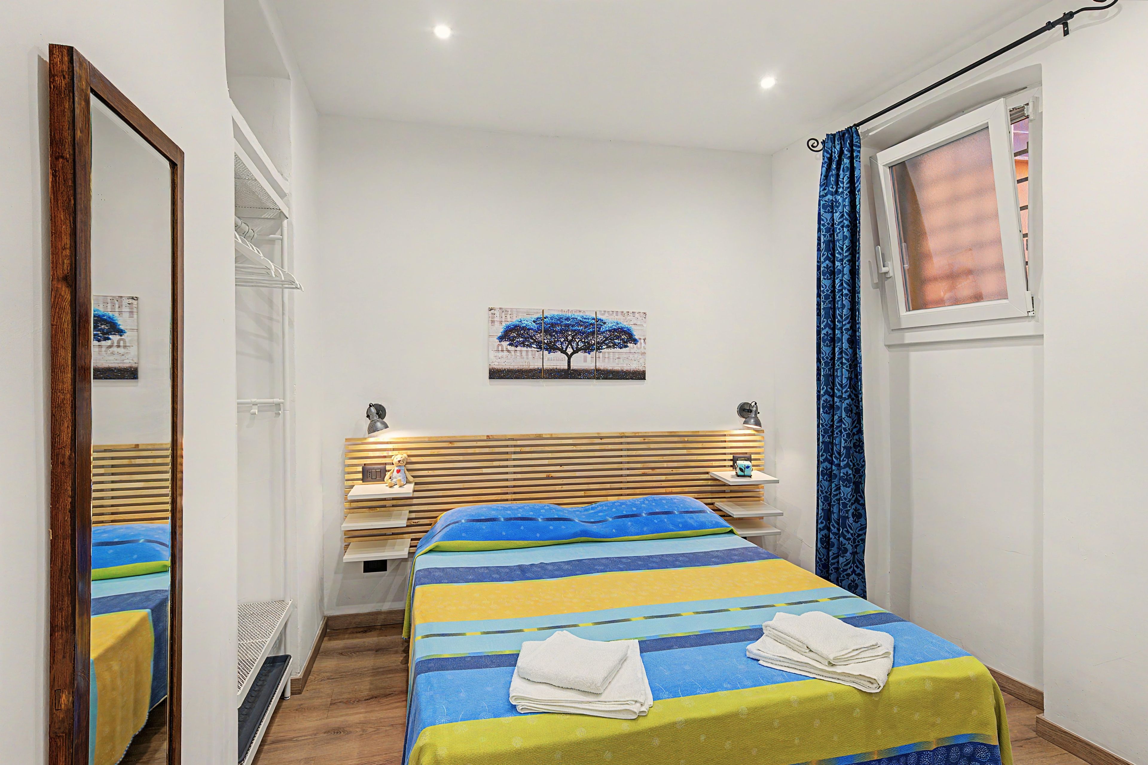 Tabla de planchar con plancha, wifi y ropa de cama 