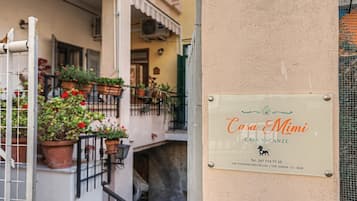 Une enseigne indiquant « Casa Mimi », un nom qui désigne une maison de vacances, avec un numéro de téléphone et une adresse.