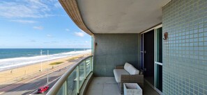 A balcony with a view of the beach and ocean. - COARM0113 - Cond The Place Beach Aparts (Salvador)