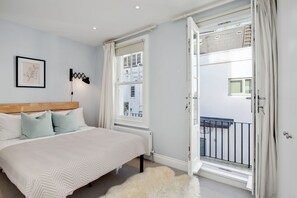 Une chambre à coucher avec un lit, une fenêtre et une vue sur l’extérieur.