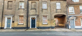Norfolk’s Historic Gem | Elegant Townhouse Stay