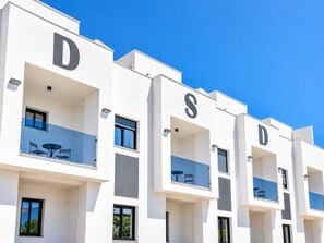 A modern building with balconies and windows. - Villa Zurbaran Cuatro (Nerja)