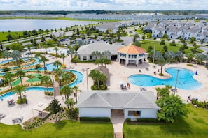 Un resort con varias piscinas, un campo de golf y un gran edificio con cúpula.