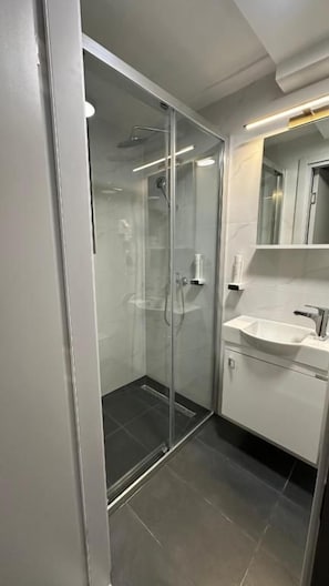 Phòng đôi Tiêu chuẩn | Phòng tắm | Đồ dùng nhà tắm miễn phí, máy sấy tóc, khăn tắm, xà phòng 
