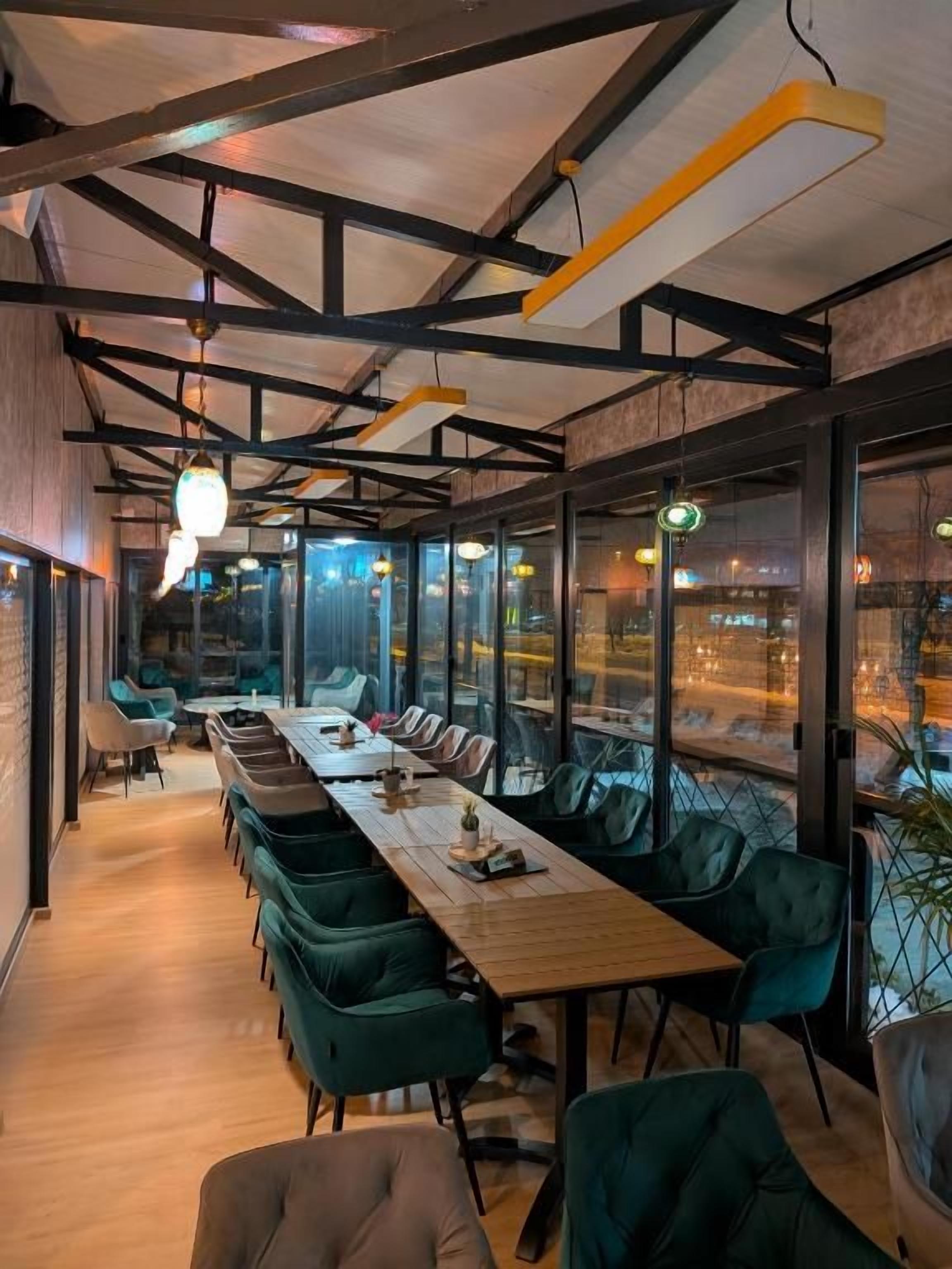 Un salón de conferencias con una larga mesa, sillas y vistas amplias a través de grandes ventanales.