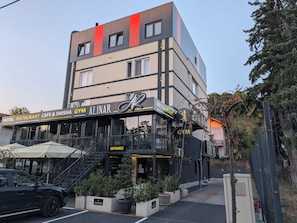 A multi-story building with a gym, restaurant, and cafe. - Alinar Oasis Budget Hotel (Sarajevo)