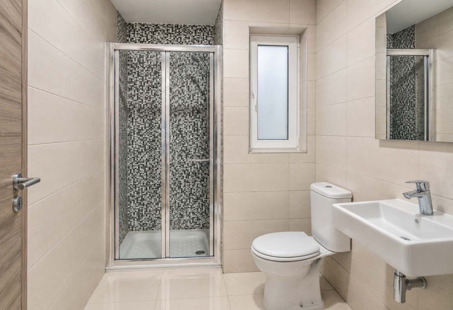Une salle de bain équipée d’une douche, de toilettes et d’un lavabo.