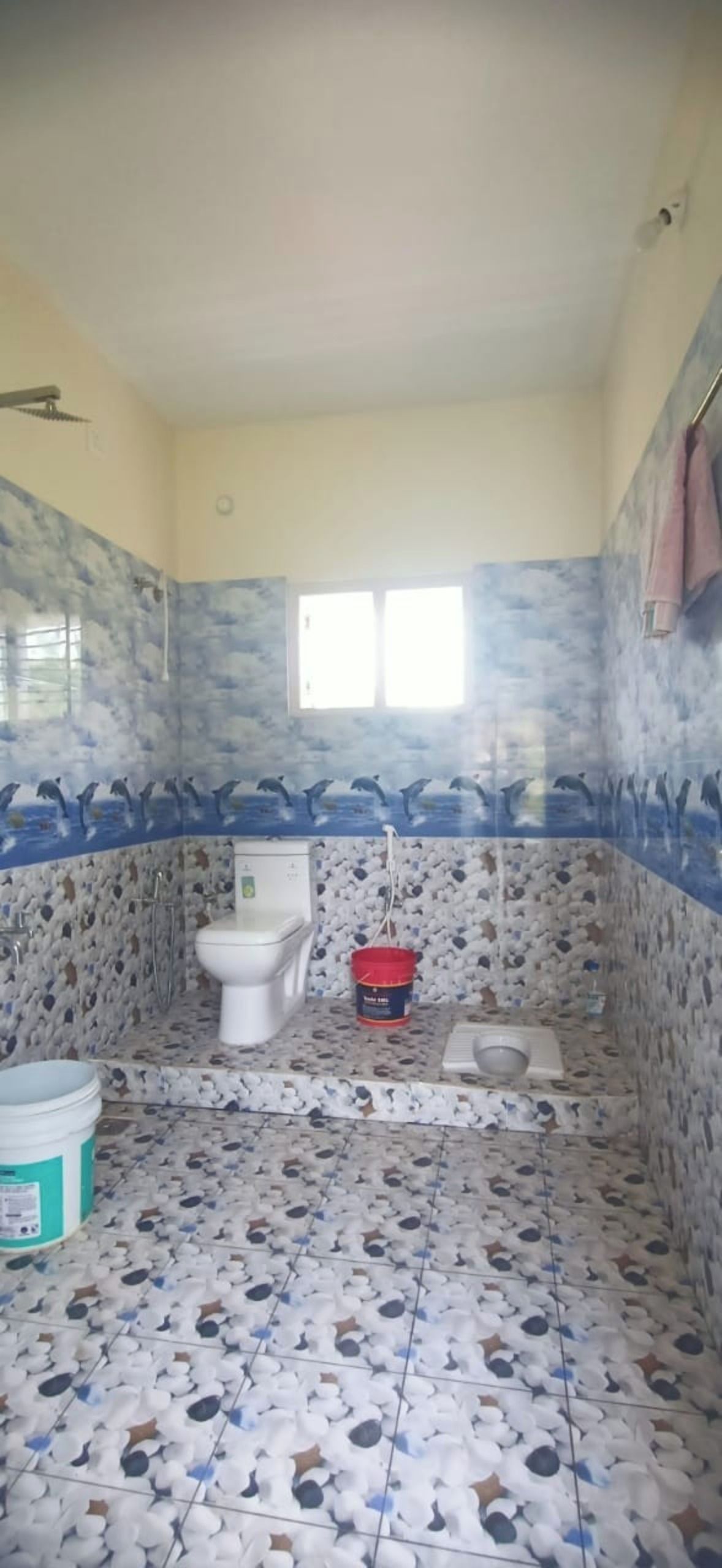 Casa de banho com sanita, bidé e área de duche.