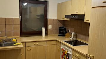 Coffee/tea maker, fridge, oven, stovetop