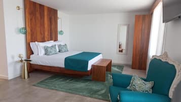 Un dormitorio con cama, mesita de noche, silla y espejo.