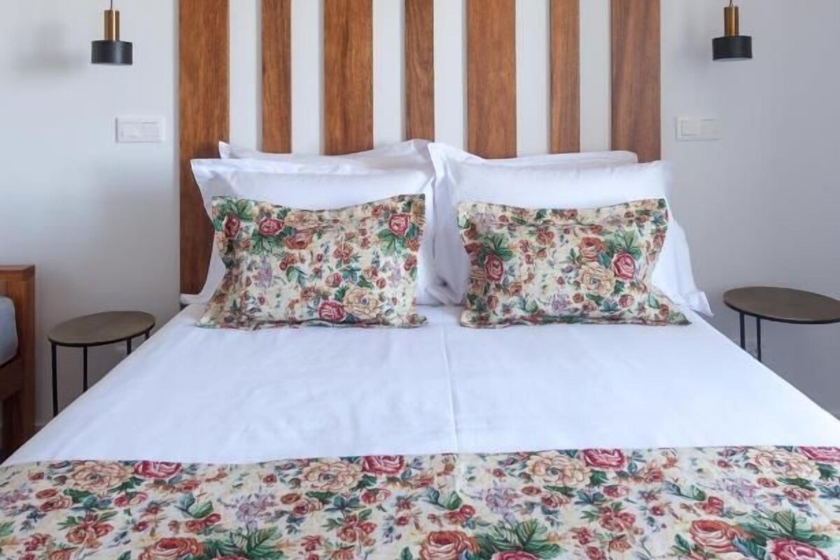 Kamar Triple Standar, pemandangan laut | Brankas, tirai kedap cahaya, kedap suara, dan setrika/meja setrika