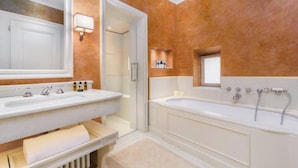 A bathroom with a double sink, a bathtub, and a mirror. - GRAND FLORENTINE APARTMENT WITH FRESCOED CEILINGS NEAR THE UFFIZI (Firenze)