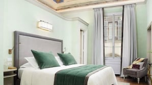 Desk, iron/ironing board, free WiFi, bed sheets - GRAND FLORENTINE APARTMENT WITH FRESCOED CEILINGS NEAR THE UFFIZI (Firenze)