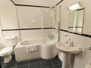 Ein Badezimmer mit Toilette, Badewanne und Waschbecken.