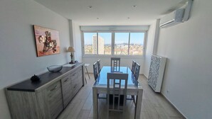 Una cocina moderna con comedor, ventanas amplias y vistas a la ciudad.