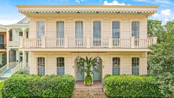 Un bâtiment à deux étages, doté d’une façade symétrique, de nombreuses fenêtres et d’une entrée centrale avec un escalier.
