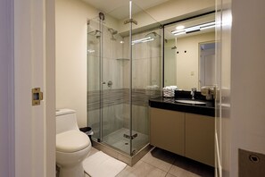 Shower, hair dryer, towels, soap - Vrbo Property (Miraflores)