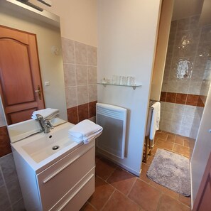 Comfort Room | Bathroom - Flanerie au Maine (Salviac)