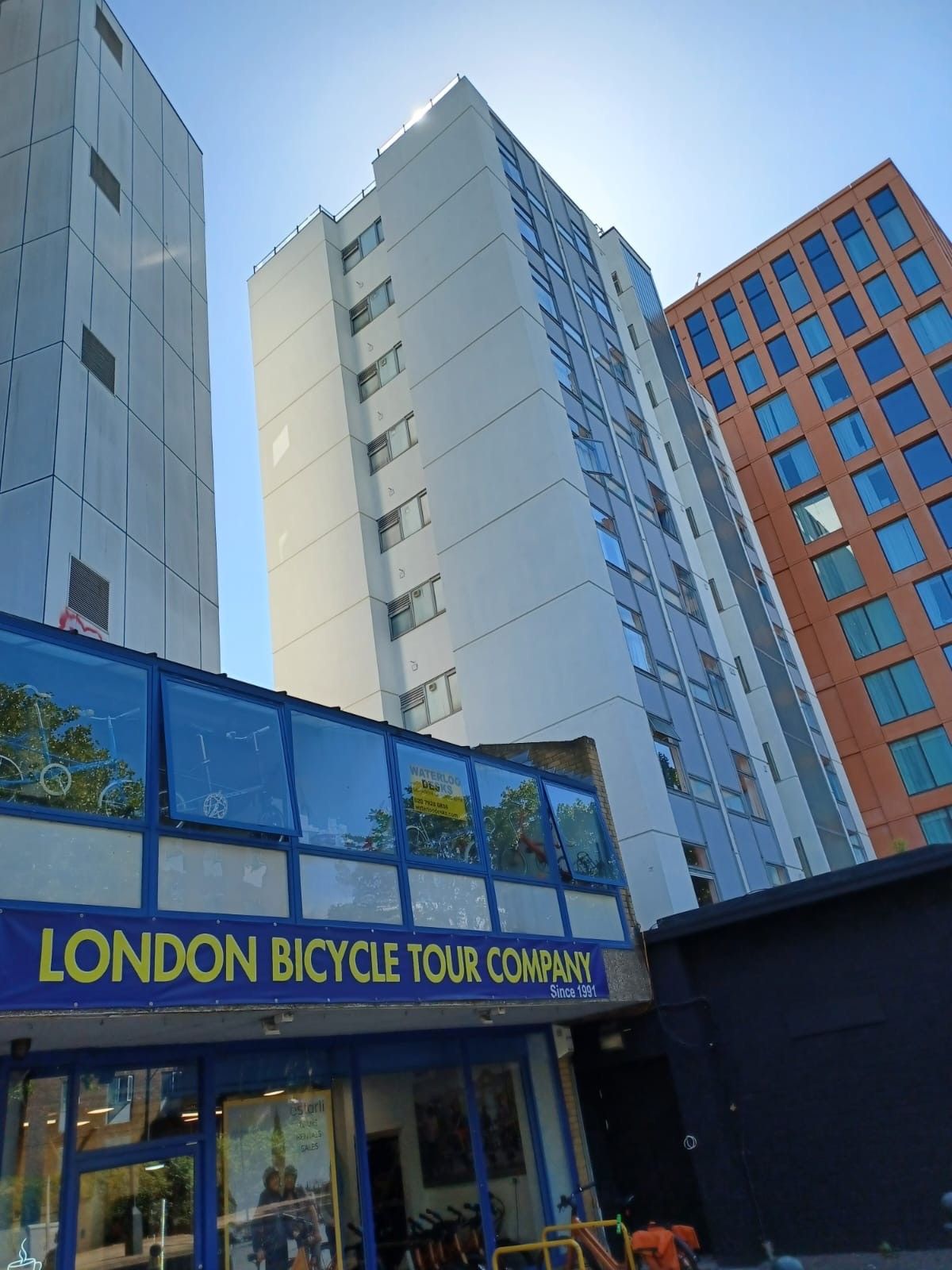 Un edificio moderno con un cartel para la London Bicycle Tour Company.