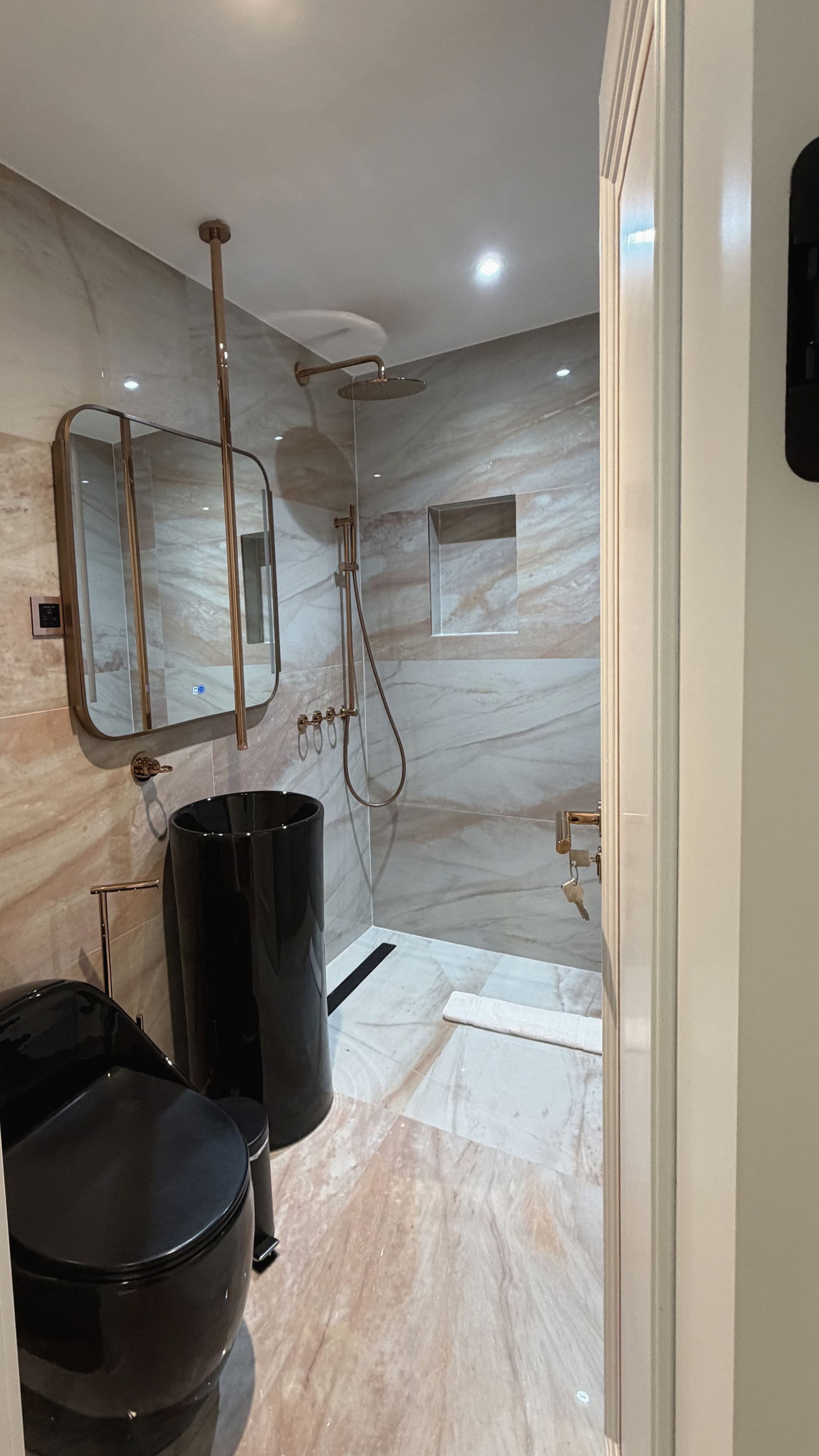 Ein modernes Badezimmer mit Dusche, Toilette und Bidet.