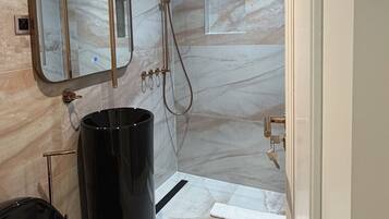 Ein modernes Badezimmer mit Dusche, Toilette und Bidet.