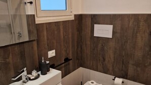 A modern bathroom with a window, a sink, a toilet, and a bidet. - Room '4 - Villa Fragi' with Mountain View, Wi-Fi and Air Conditioning (Cinisi)
