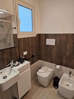A modern bathroom with a window, a sink, a toilet, and a bidet. - Room '4 - Villa Fragi' with Mountain View, Wi-Fi and Air Conditioning (Cinisi)