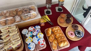 A variety of baked goods and pastries on a table, including croissants, muffins, and donuts. - Room '4 - Villa Fragi' with Mountain View, Wi-Fi and Air Conditioning (Cinisi)