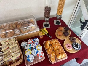 A variety of baked goods and pastries on a table, including croissants, muffins, and donuts. - Room '4 - Villa Fragi' with Mountain View, Wi-Fi and Air Conditioning (Cinisi)
