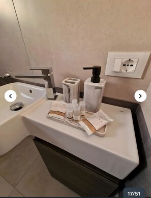 Bathroom - Room '5 - Villa Fragi' with Mountain View, Wi-Fi and Air Conditioning (Cinisi)