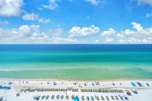Ein Strand mit klarem türkisblauem Wasser und einem sandigen Ufer.