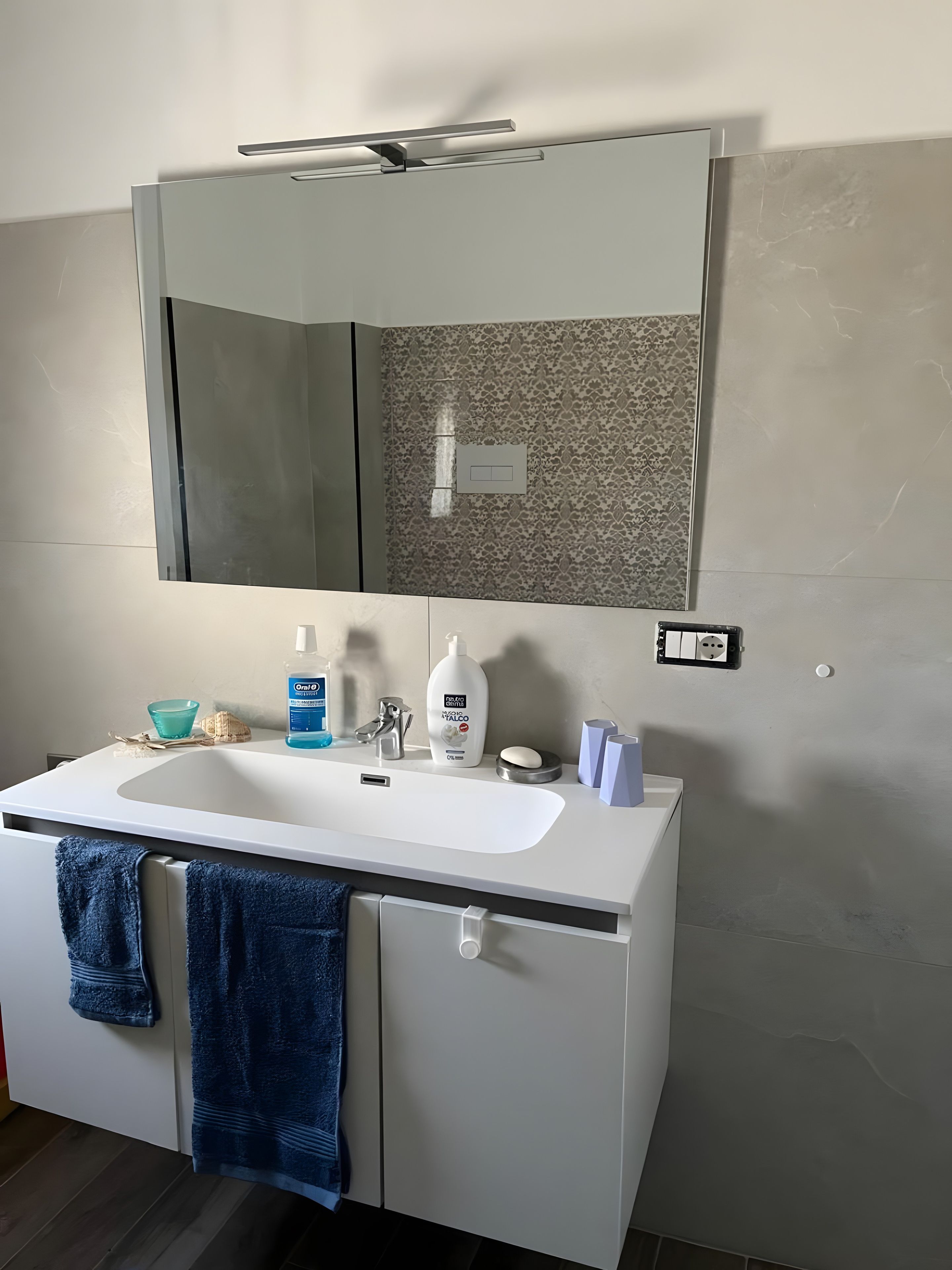 Douche, sèche-cheveux, serviettes fournies