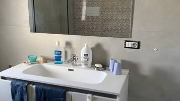 Douche, sèche-cheveux, serviettes fournies
