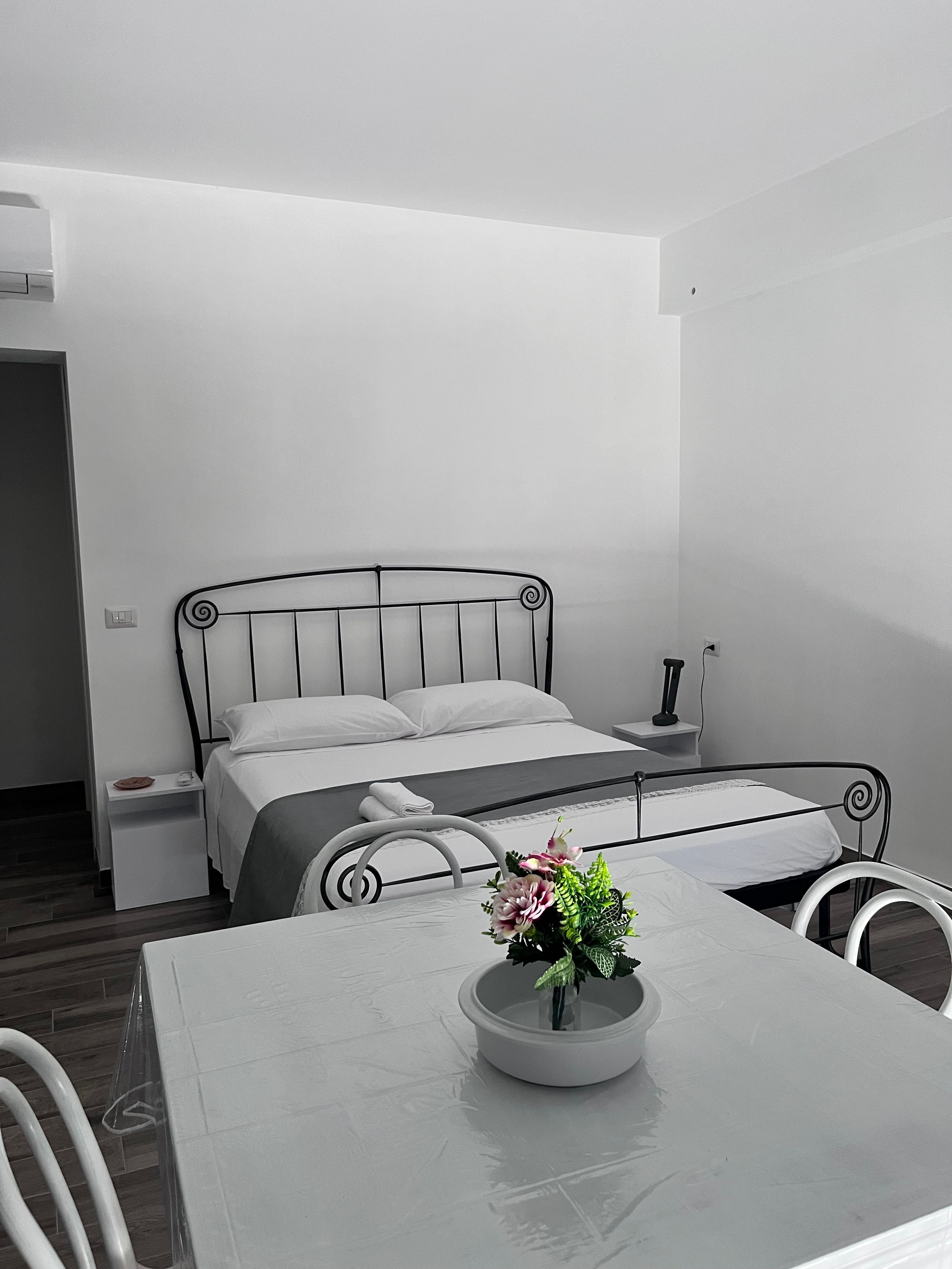 Iron/ironing board, bed sheets