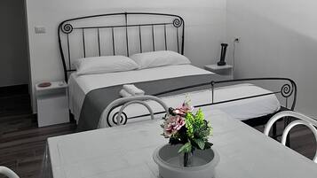 Iron/ironing board, bed sheets