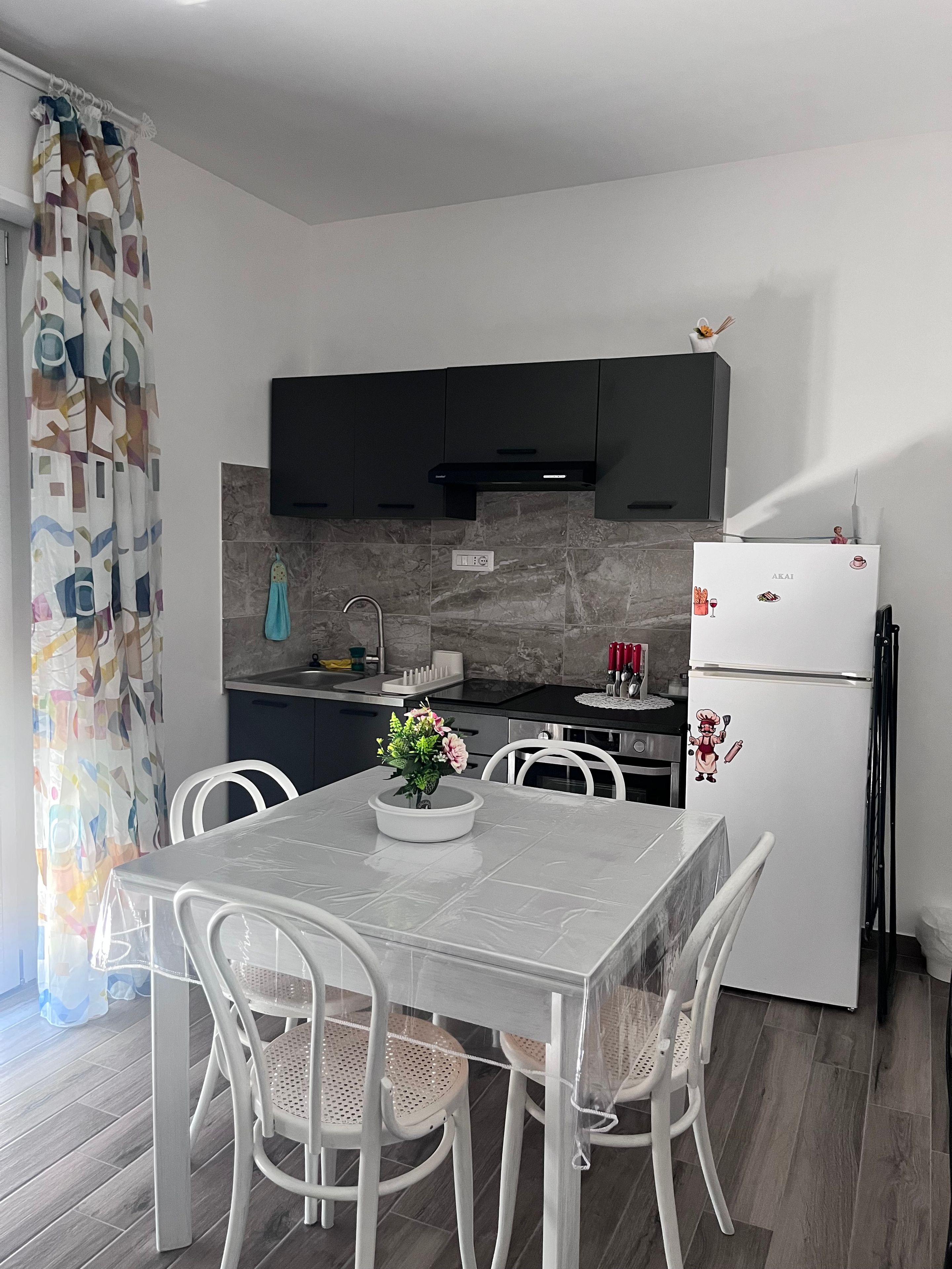 Coffee/tea maker, fridge, oven, stovetop