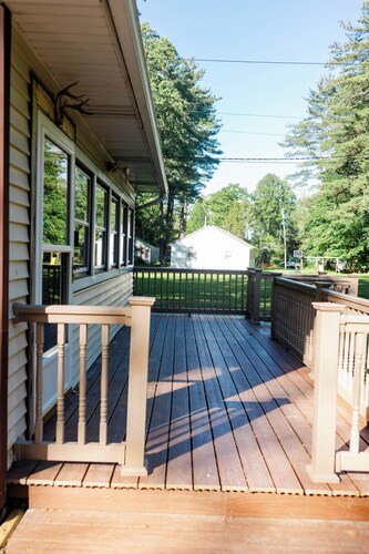 Cabin with hot tub, internet, path to the creek, 4 acres in peaceful Landisburg