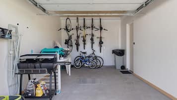 Eine Garage mit Fahrrädern und einem Grill.