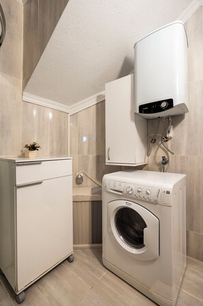A laundry room with a washing machine, a dryer, and a water heater. - Denize Sıfır Villa. Özel Plaj&Doğal Havuz.Bodrum (Milas)