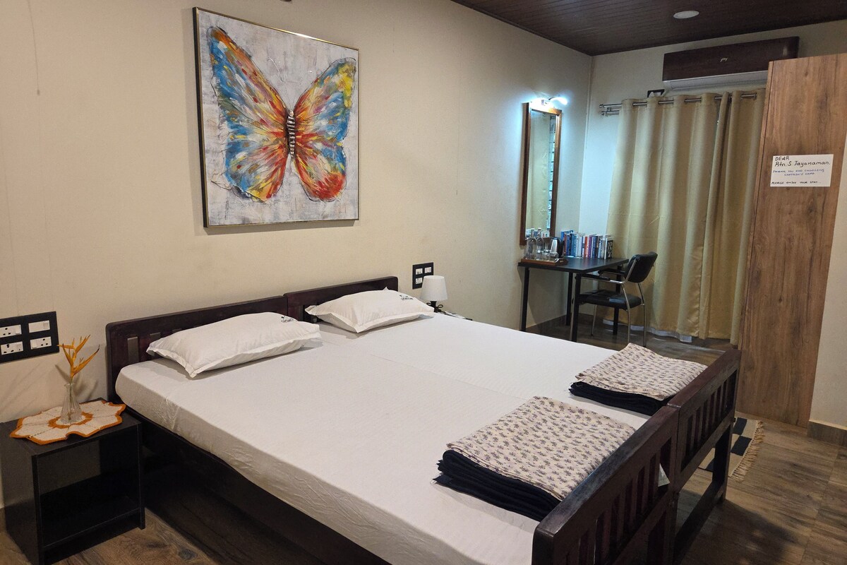 Executive Cottage, River View | Iron/ironing board, rollaway beds (surcharge), WiFi (free), bed sheets