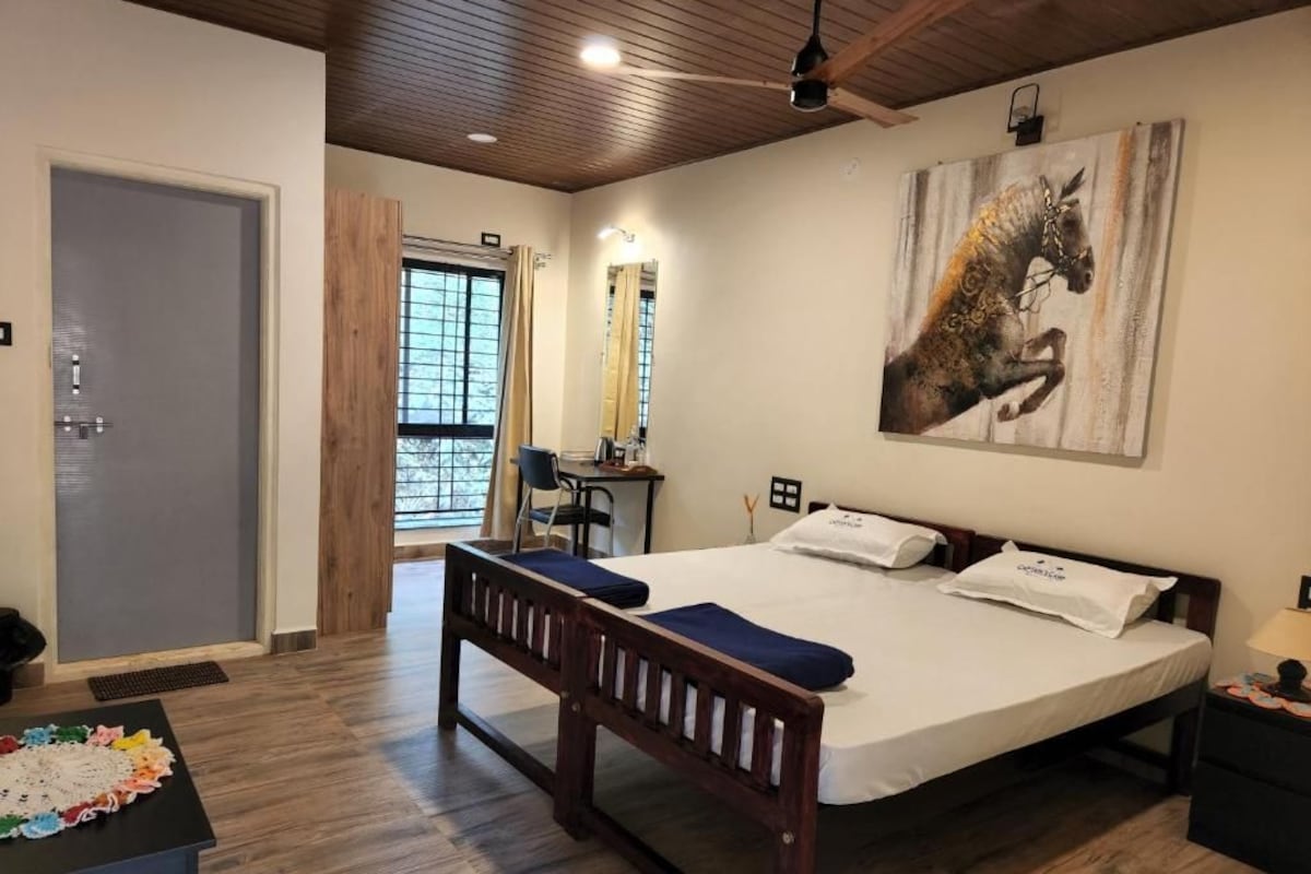 Executive-Ferienhaus, Flussblick | Bügeleisen/Bügelbrett, kostenloses WLAN