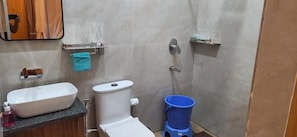 Luxury-Studio, Balkon, Flussblick | Badezimmer | Dusche, kostenlose Toilettenartikel, Haartrockner, Handtücher