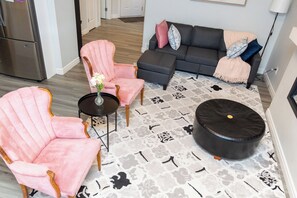 A living room with a sofa, two armchairs, a coffee table, and a rug. - Room-charming and Cozy Home (Edmonton)