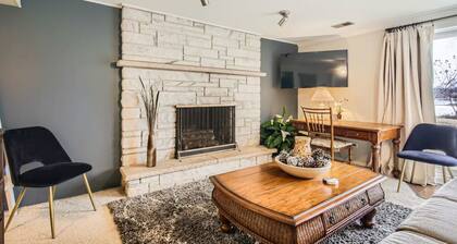 Quiet Lakeside Hideaway - 1BR Downers Grove Garden Suite