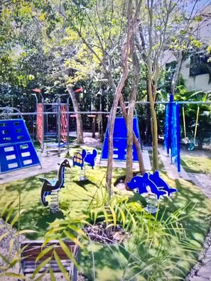 Ein Spielplatz mit Rutschen und Klettergeräten.