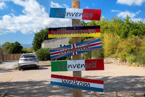 A signpost with multiple welcome signs in different languages. - Villa 'L'escale Au Soleil' with Private Pool, Wi-Fi and Air Conditioning (Montauroux)